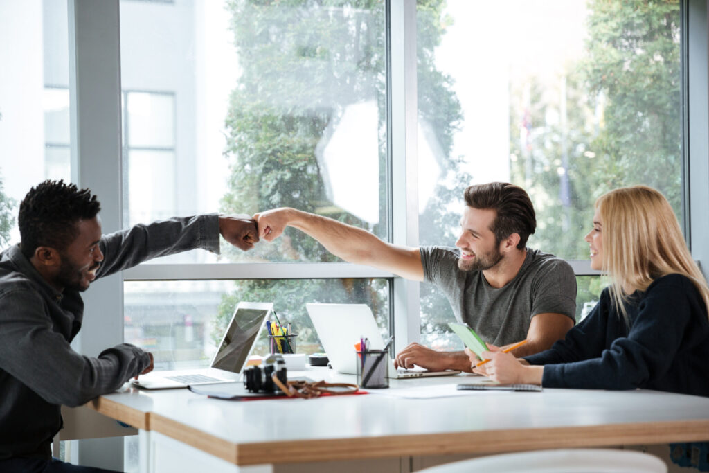 imabem de pessoas felizes com abertura de empresa